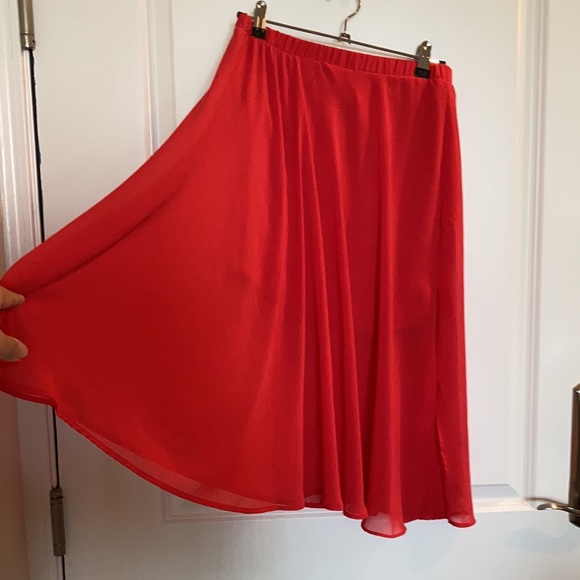Flowy red skirt - Picture 2 of 3